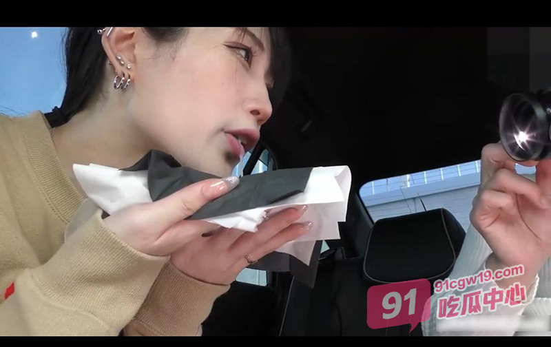 少妇背着老公和炮友车震口爆 帝王般的享受啊！ 配图2