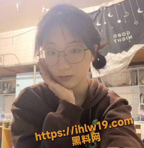 湖北荆州长江大学文理学院眼镜反差婊何冰珂 宿舍自拍放学约炮生性放荡