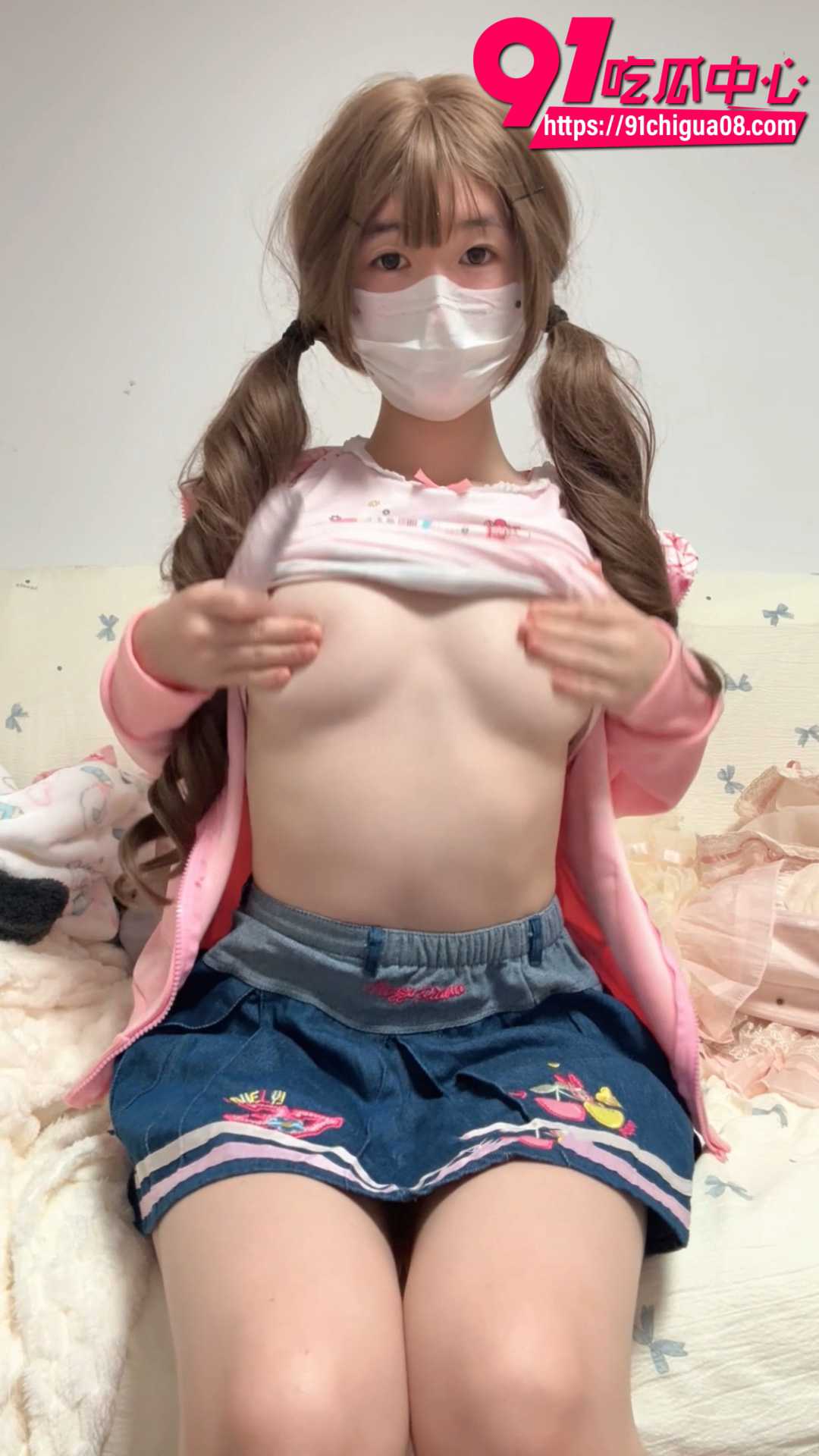 软软是小猪 高价定制大尺度裸舞 双马尾口罩少女大胆露点 皮肤白嫩如玉 玩弄私处超刺激