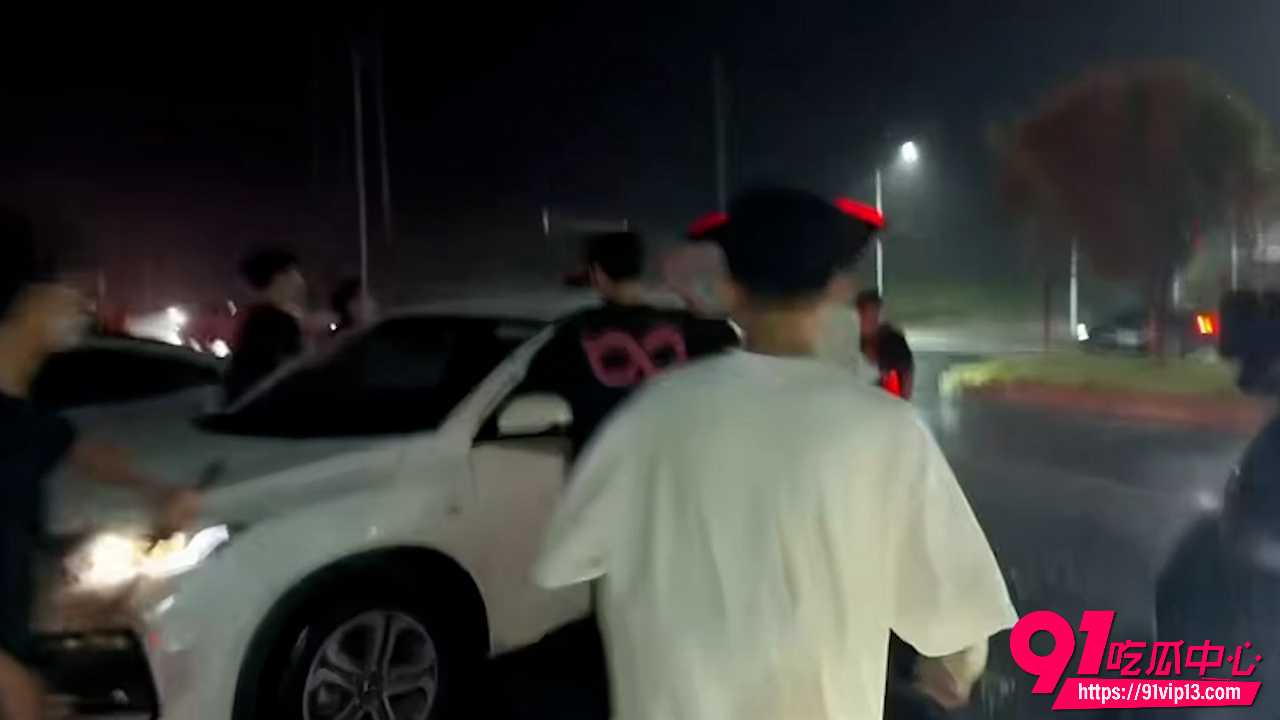 长沙宁乡精神小伙雨夜大乱斗 群友实拍全程 下雨天都要干架 场面一度非常壮观！
