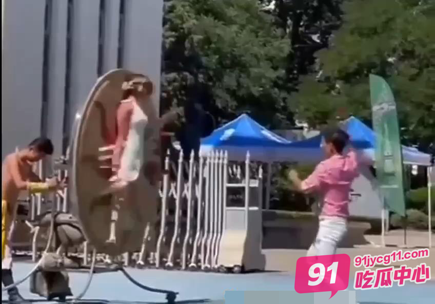 让老外都吓一身冷汗的杂技表演 女主姐姐真的不害怕吗？ 配图4