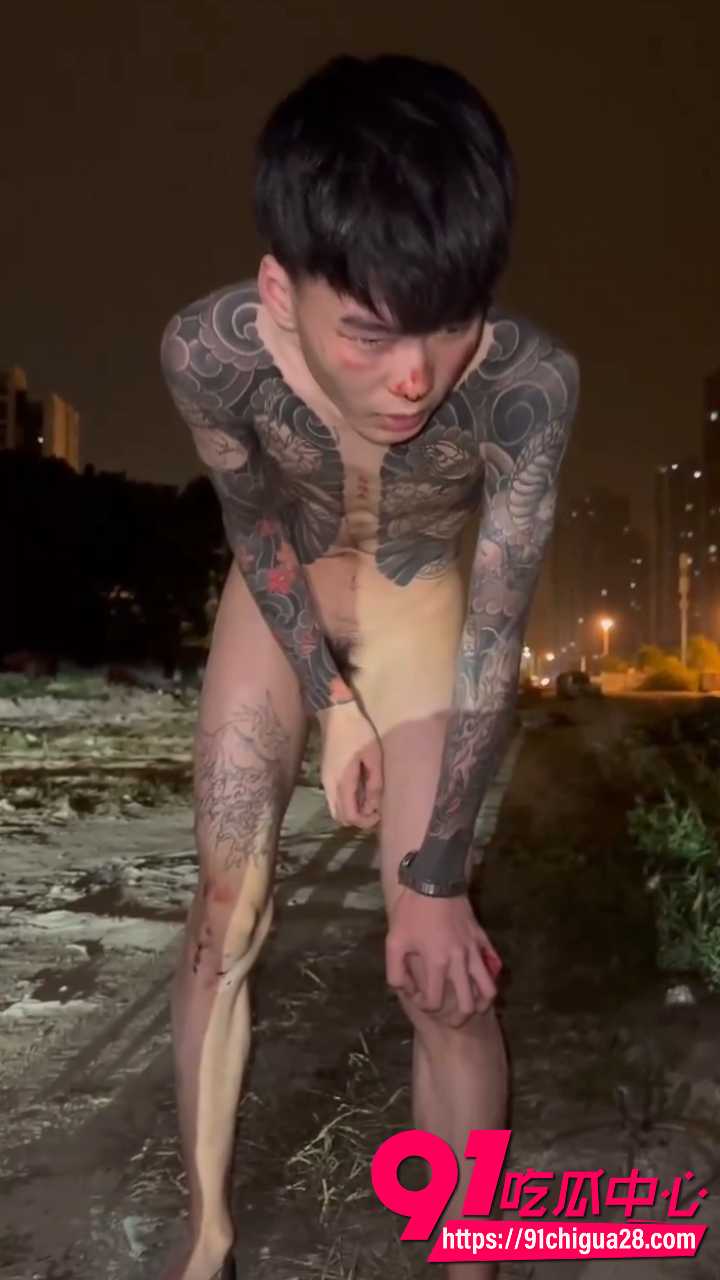 纹身精神小伙深夜草地被多人围殴4