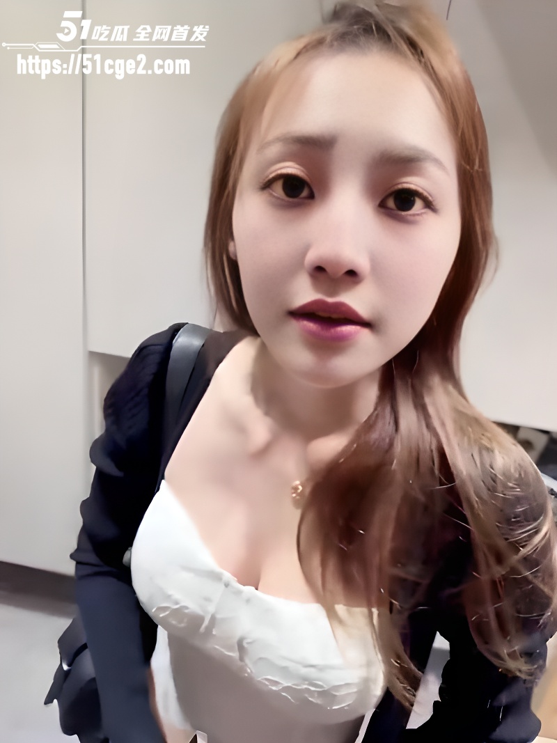 素人情侣自拍 一日女友VLOG 露脸深喉口交巨屌 阳台后入激烈抽插爽到失神！
