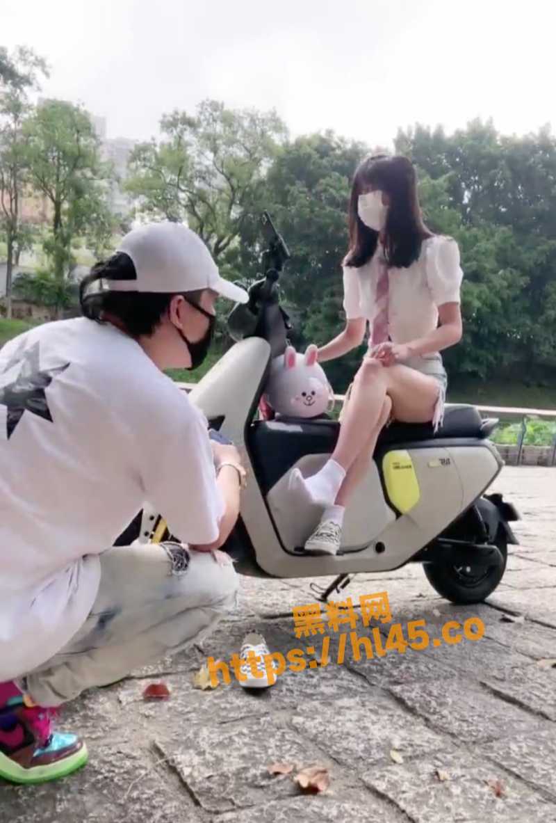 ATM奴给人送钱也能送上高潮？简直是个纯纯的大傻X让家人们长见识了！