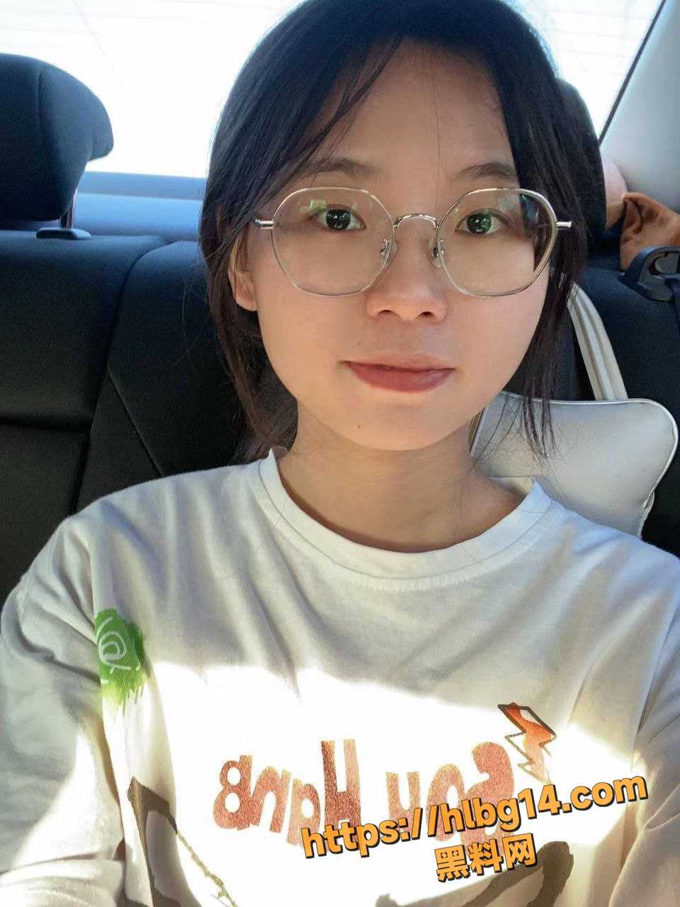 南京财经大学 钟伟婷 白嫩肌肤反差眼镜嫩妹 各种口交吃鸡合集 诱惑身姿欲火难挡!