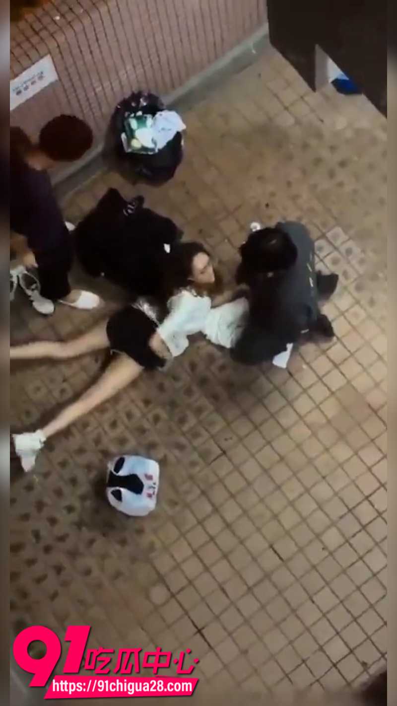 香港屋苑平台年轻人3P现场5