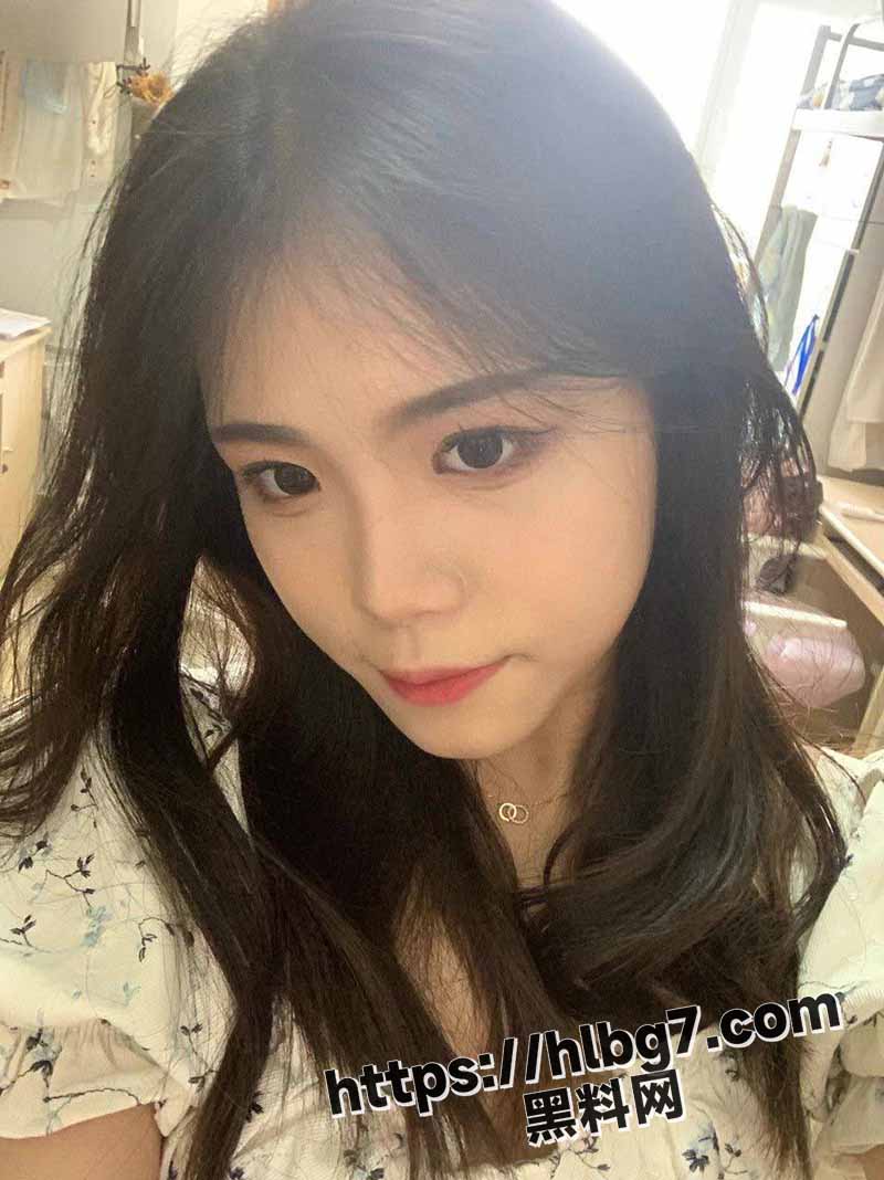 江西鹰潭某职校黄秀清 天生的母狗体质 打王者荣耀勾搭瓜友 为了上段私发各种白虎骚穴自慰视频 毫无下限