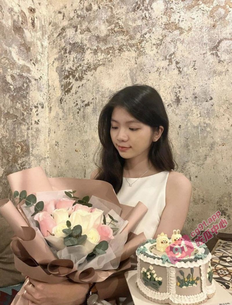终极贫乳闷骚婊～马来西亚新山01年的清纯嫩妹 被男友调教野外露出自慰 观音坐莲视频流出！
