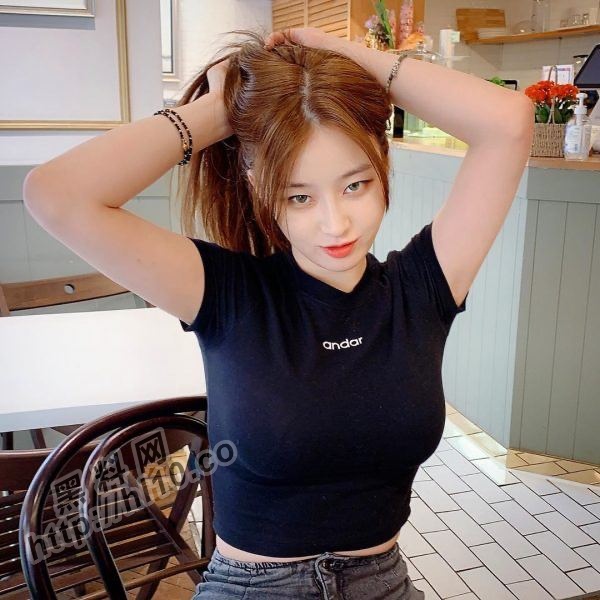韩国巨乳模特儿KimWooHyeon在后楼梯帮男友口交影片泄漏流出！