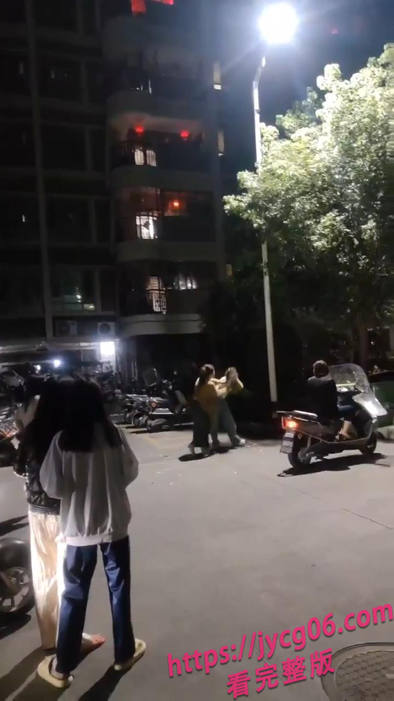 广东原配大战小三现场疯传！丈夫不敢劝架转身就跑 网友直呼离谱 配图4