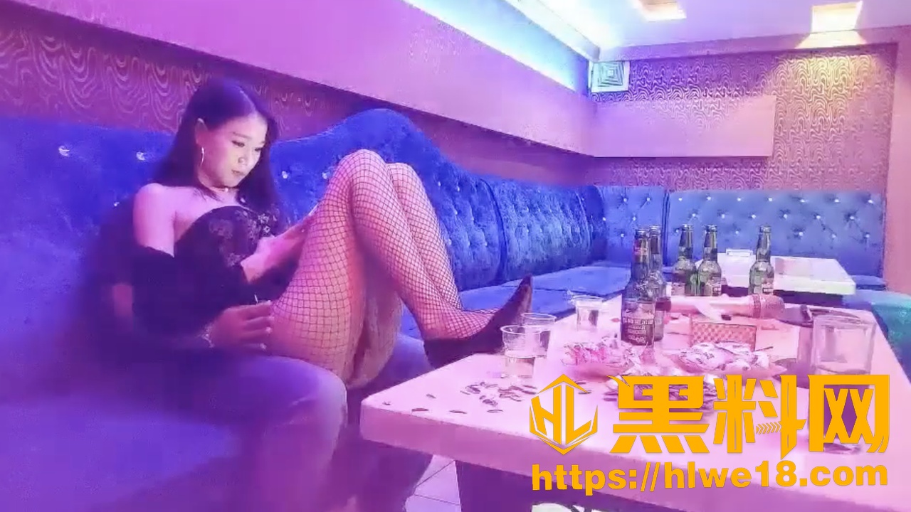 歌厅探花 大哥到KTV连战两场 包厢沙发上把小妹的逼都操肿了