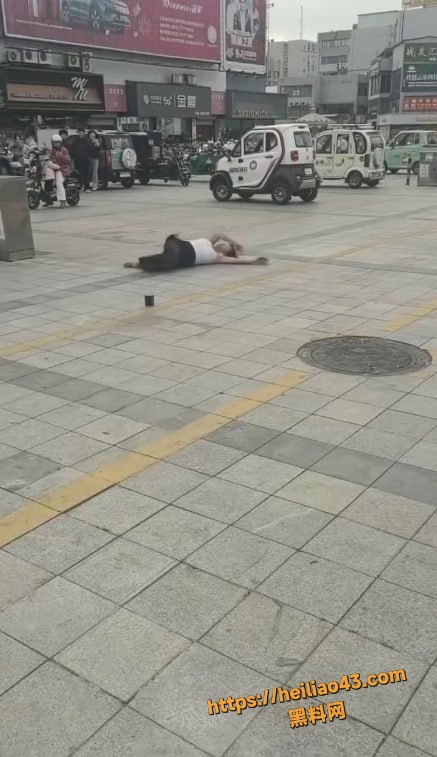 江苏泰兴一女子遭渣男欺骗精神失常 街头撒泼打滚虚空大骂 引围观吃瓜惊呆众人！