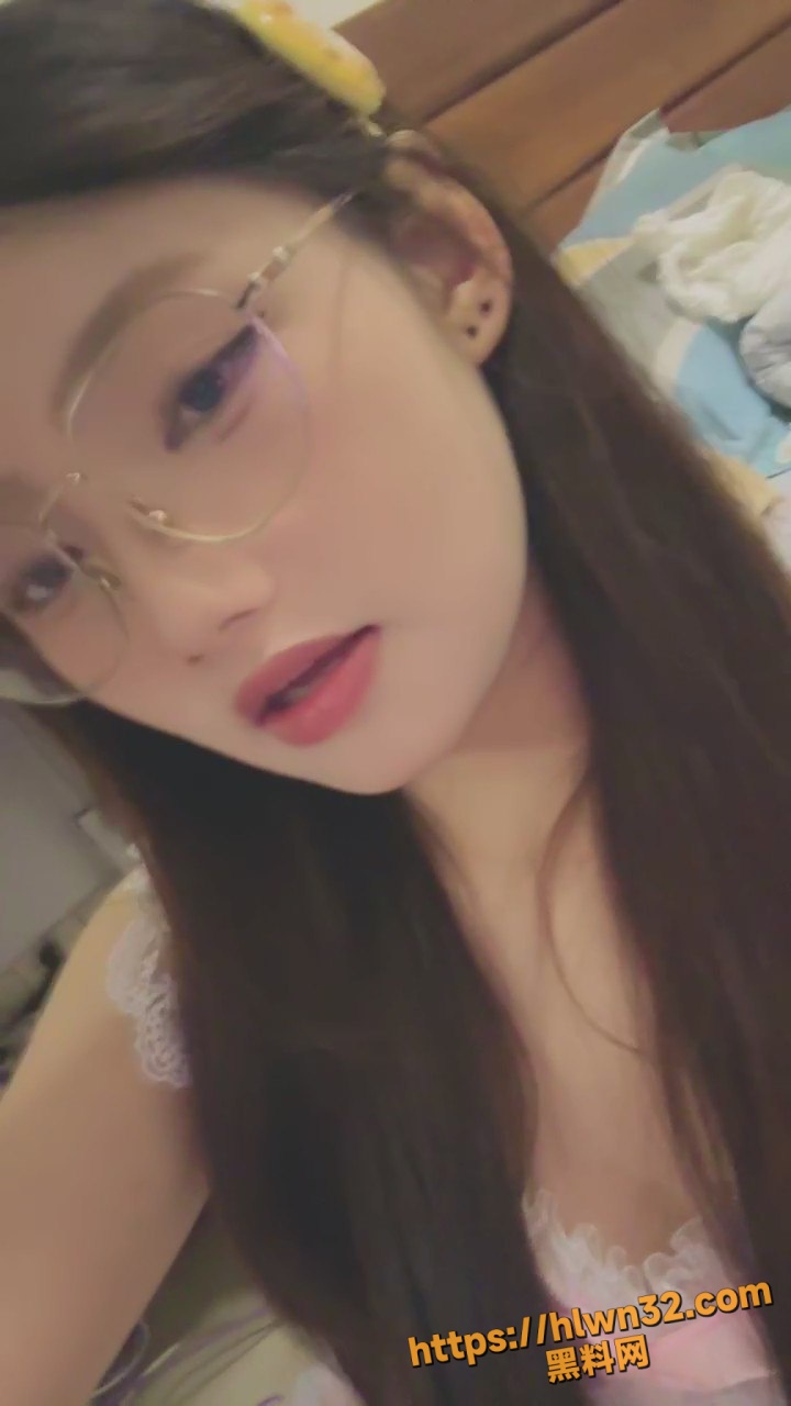 福利姬 困困兔 最新福利视频流出 叛逆颜颜值少女学生妹 碎花裙 制服 无套啪啪 小粉穴玩到流白浆！