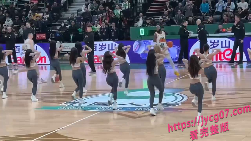 宁波赛场啦啦队瑜伽裤大秀！黑人球员看呆 欲火藏不住！ 配图4