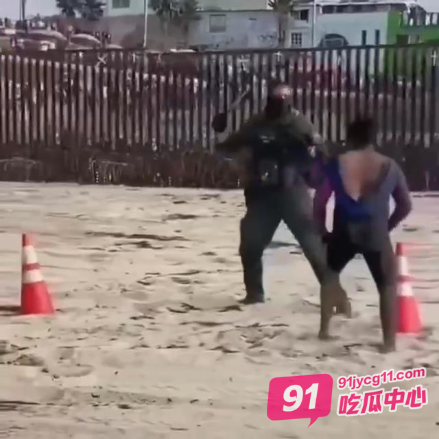 美墨边境“偷渡vs警察”！重现“黑命贵”名场面！ 配图2