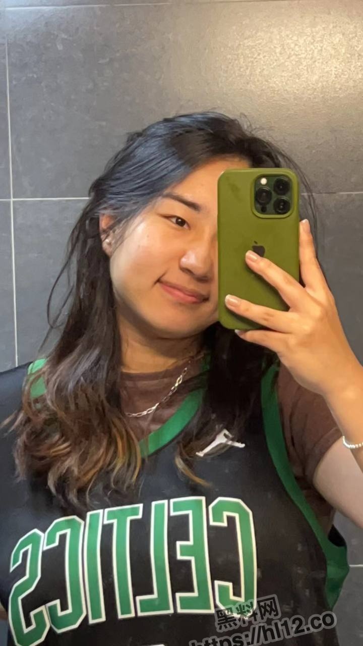 坦克母狗性瘾太重怎么都满足不了自己，最后自己投稿与男人性爱啪啪视频流出～