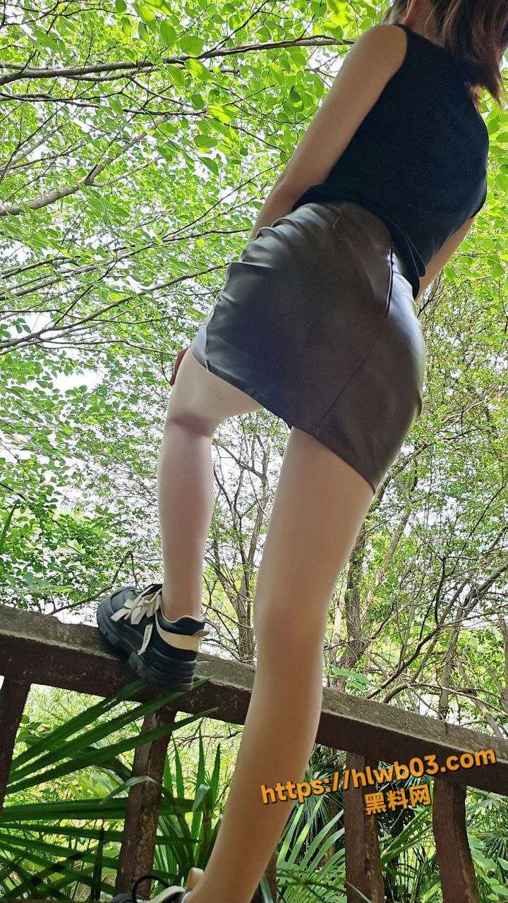 原创up主 饥渴妹妹请哥哥吃饭 扒开哥哥内裤狂吃鸡 凉亭里被哥哥爆操连连求饶！