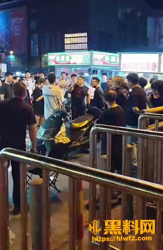 长春夜市惊现醉酒显眼包 白衣男子当街挑衅摊主 狂爆粗口 下一秒被精神小伙教做人