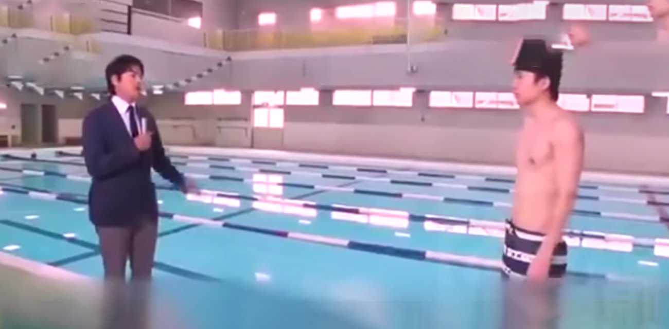 【日本恶搞综艺】 日本当红男爱豆惨遭恶搞 穿溶解泳裤下水全裸出境？