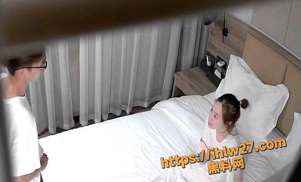 大学生小情侣宾馆偷吃禁果 妹子一进门就激情舌吻 69口交更是齐上阵 性爱36式都使出来！