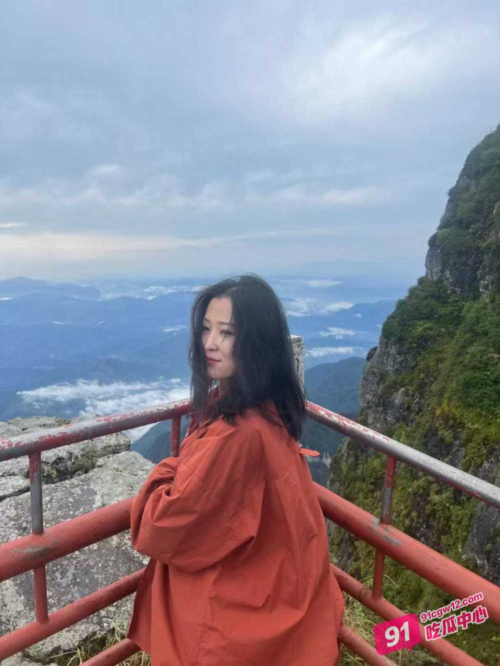终于等到暗恋的妈妈闺蜜离婚 看着她深情口交吞精 真是离了大谱啊！ 配图3