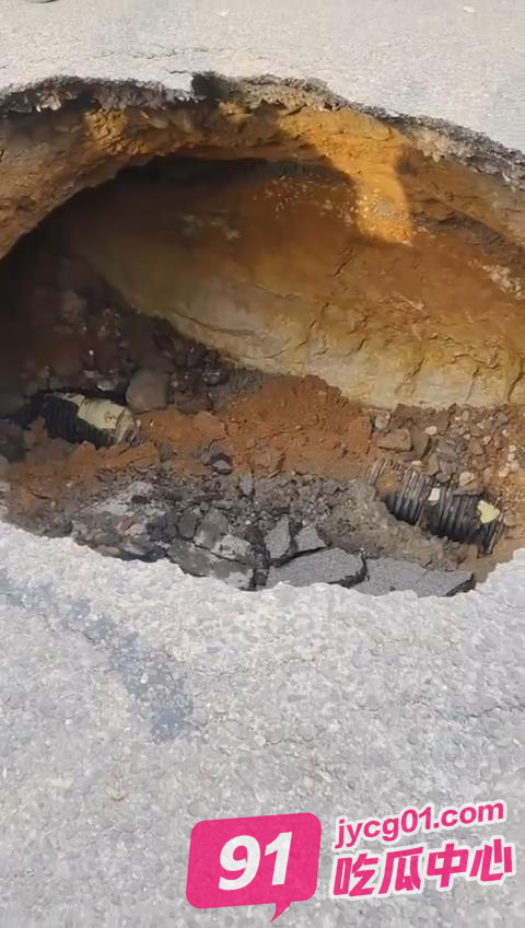 福建南平频现天坑 这次塌陷的地方还是主干道！ 配图3
