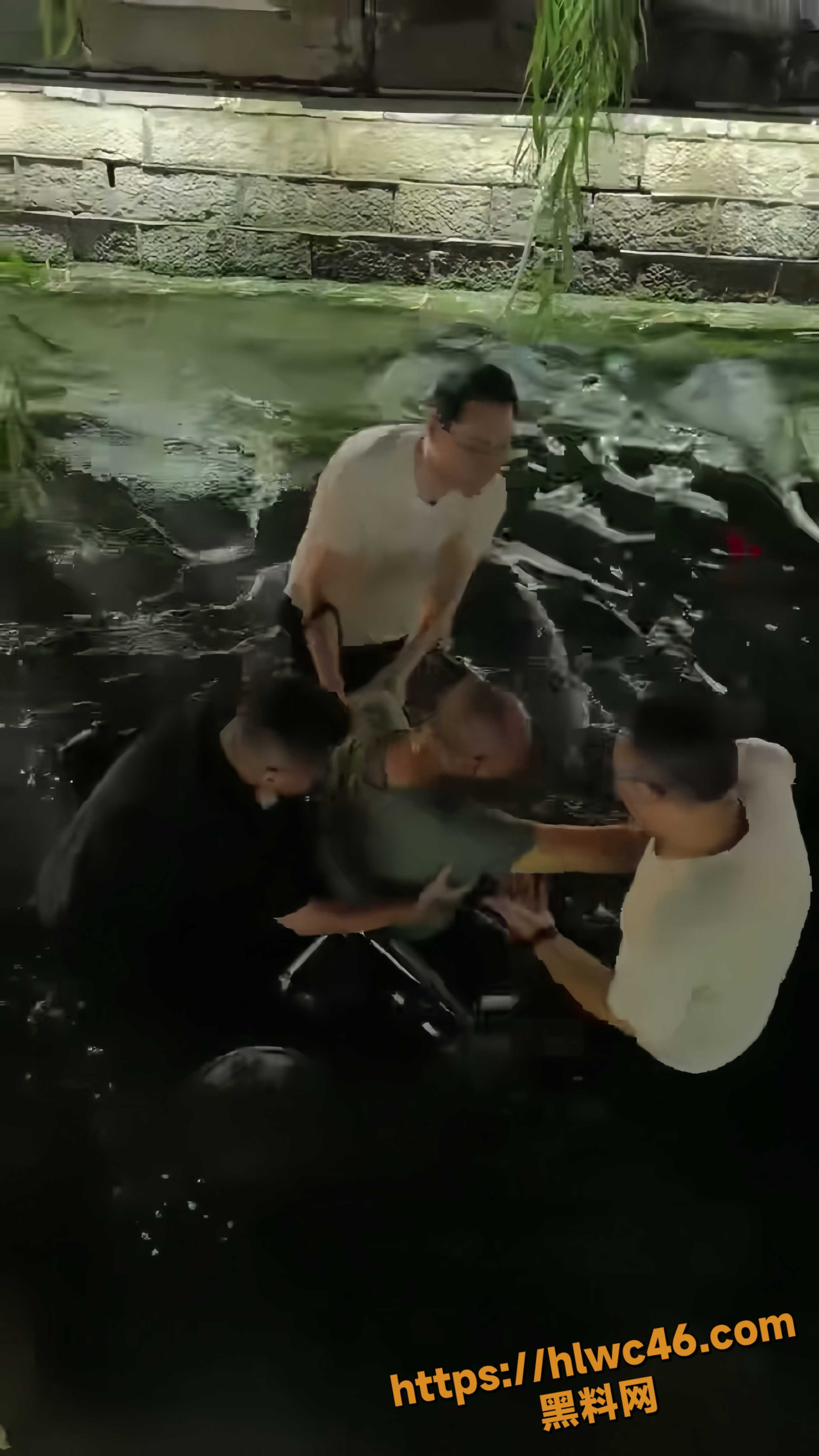 黑料正能量 济南曲水亭街 轮椅老人不慎滑入河中 星辰映画旅拍店老板暖心救援 感动全网
