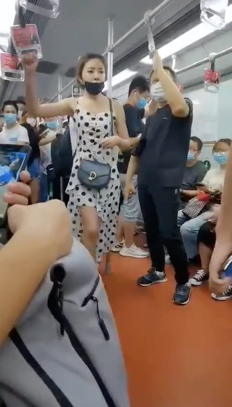 地铁里两女打架姨妈巾都露出来了 拥挤车厢撕扯裙子当场走光真实