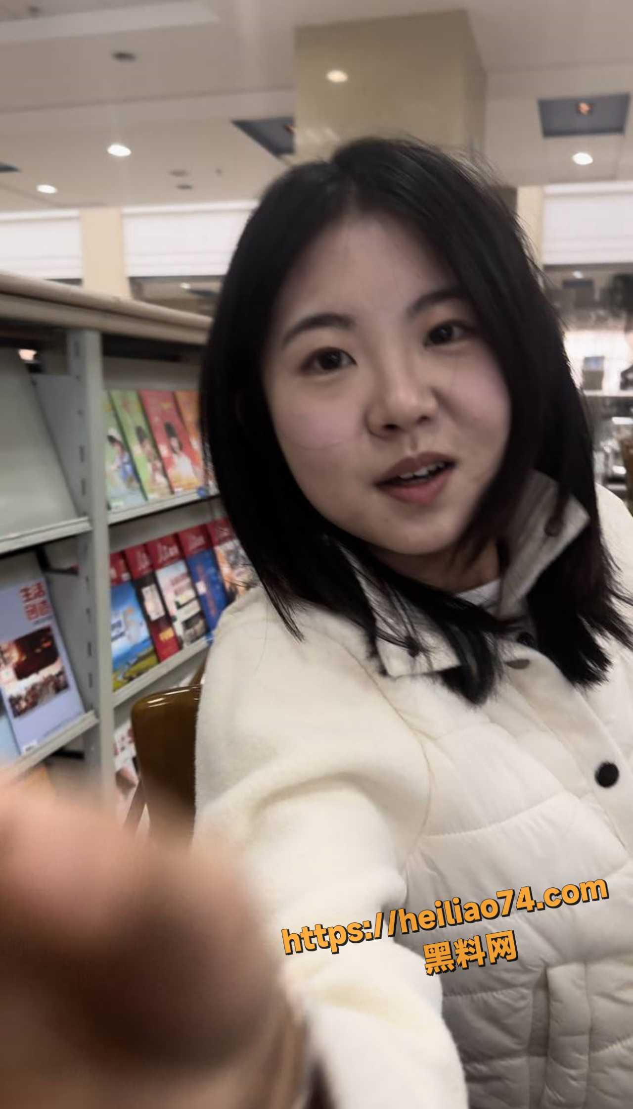 温柔善良的姐姐 娇羞地看着我勃得硬梆梆的大老二 说不出话来！ 配图