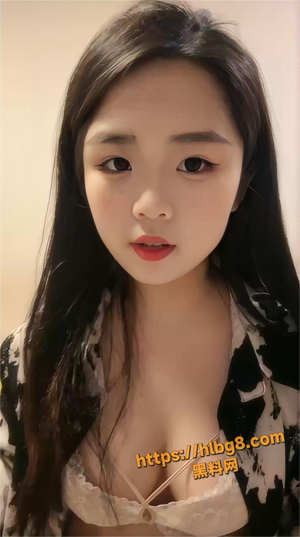 满背纹身的巨乳肥臀妹子 翘起屁股疯狂揉穴 被大哥无套啪啪狂操 妹子身材真的太完美！