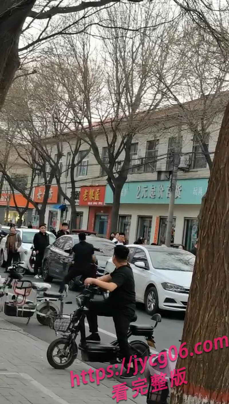 哄堂大孝了家人们！河北街头小三指挥男子拳脚伺候爹妈！ 配图5