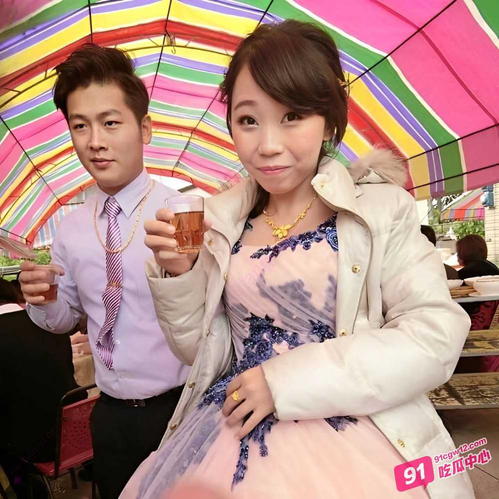 湖南淫骚少妇陈林面基网友约炮 被调教成口活一流的母狗 低头吸吮龟头十分沉醉 配图5