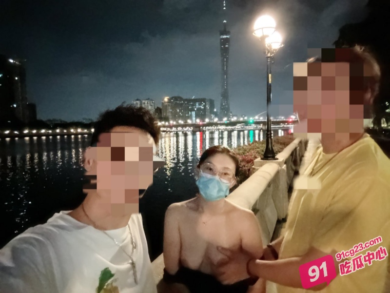 宇宙的琴弦现实版绿帽奴天堂 亲手将娇妻献给高中同学 三人共赴云雨巫山！ 配图3
