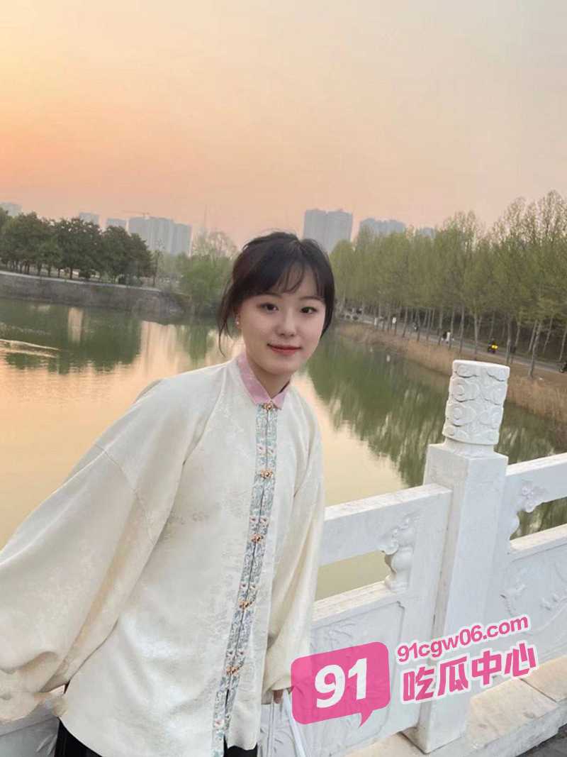 湖南良家人妻柳雪晴真实调教 小嘴被当作精液榨精器 肥臀上下打桩很有节奏感！ 配图3