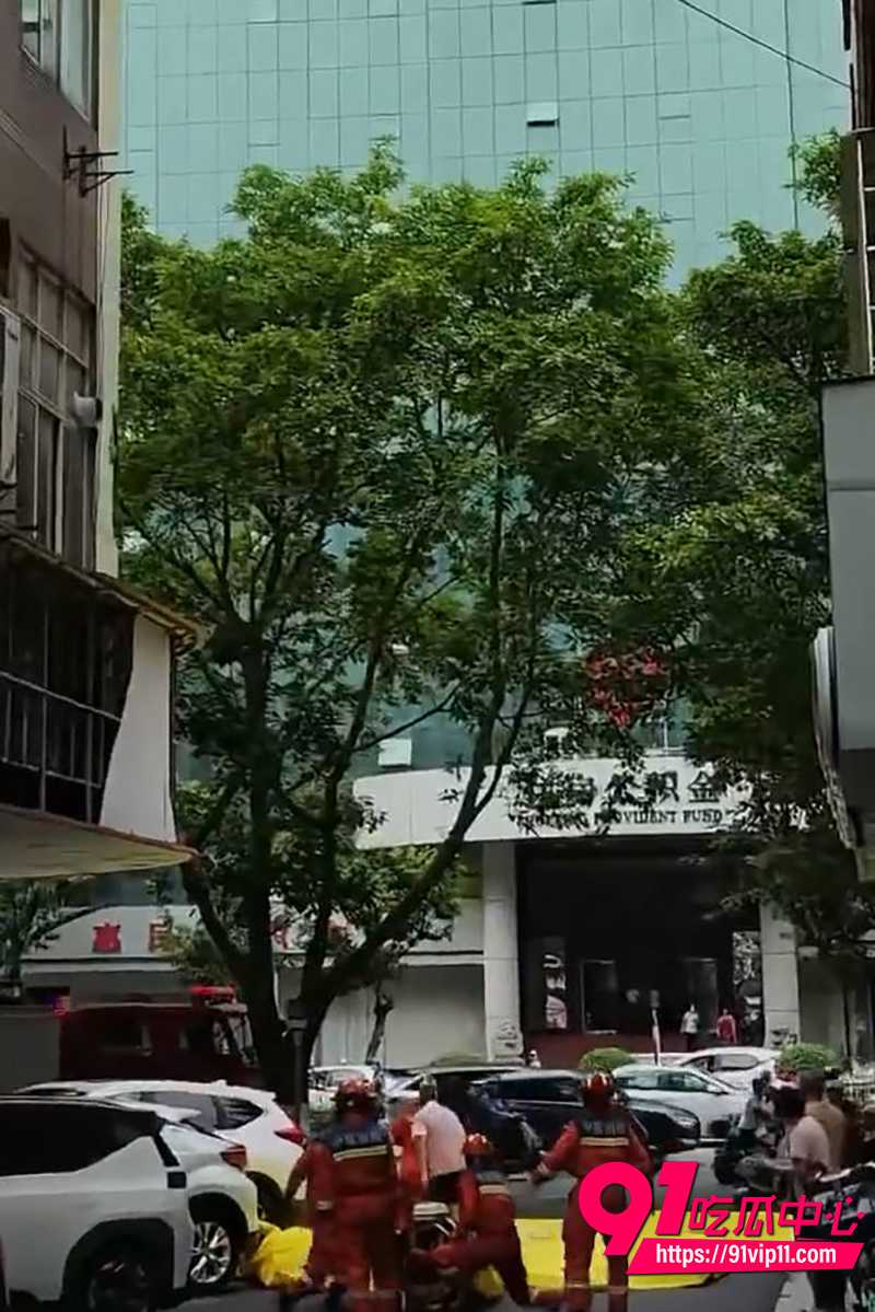 广东茂名女子跳楼  5