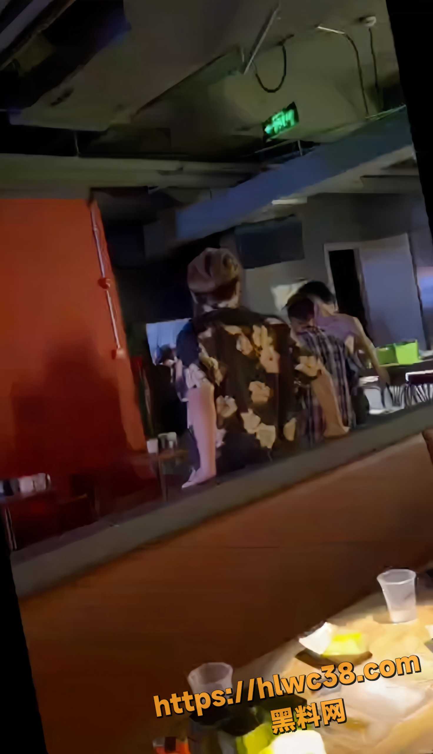 深夜酒吧 精神小伙 喝酒后装逼打架袭警 被特警制服后跪地一排狼狈至极