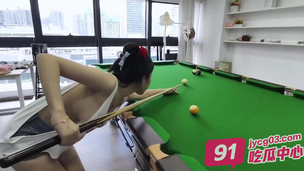 台球妹打球走光太撩人！弯腰瞬间半球外泄惹人遐想 配图2