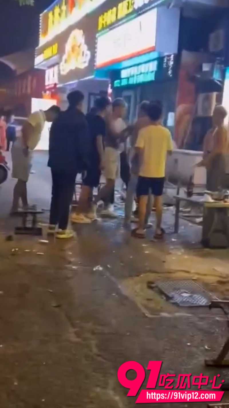 抖音24W粉丝男网红副官烧烤事件现场画面3