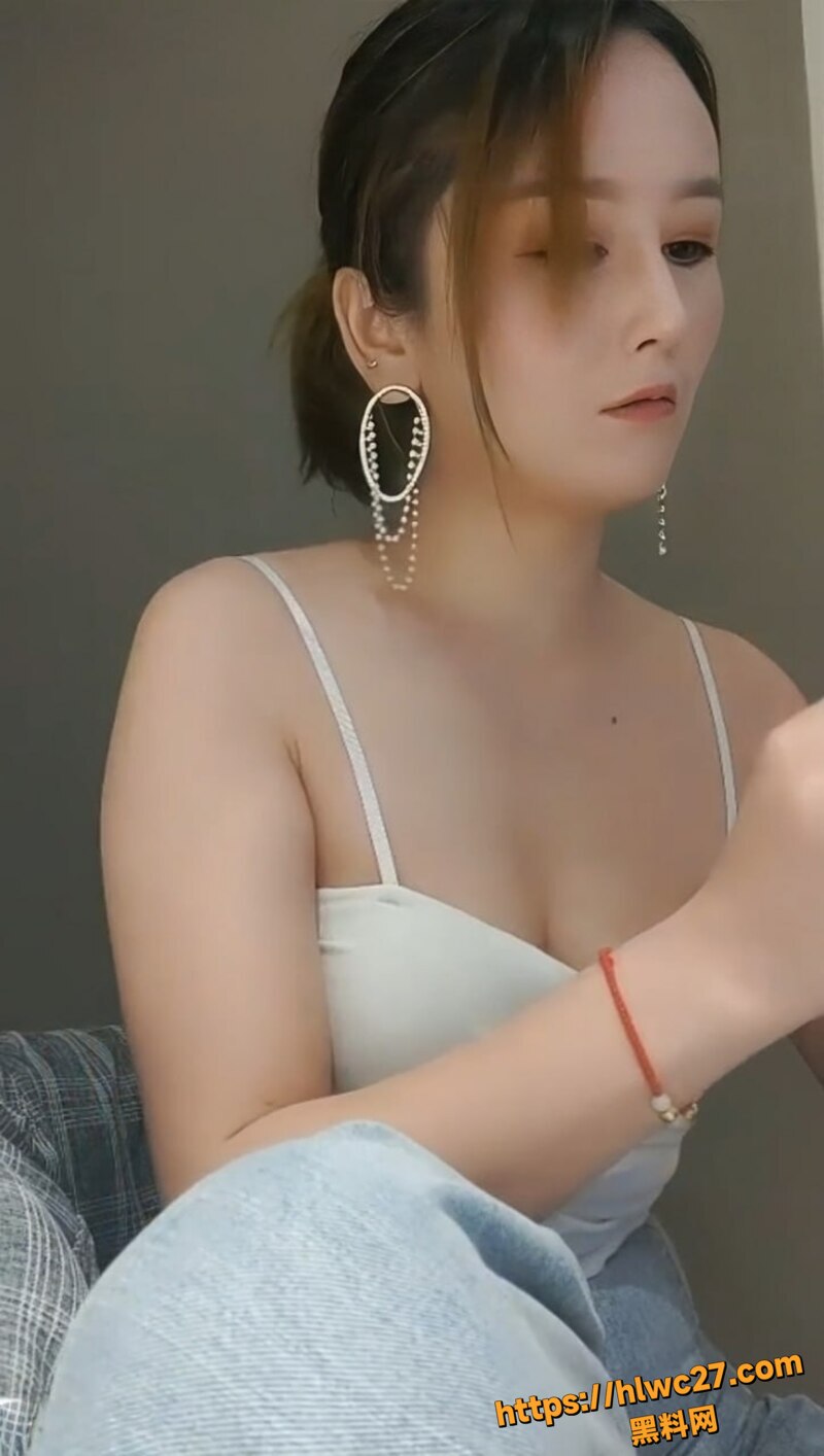 漂亮小少妇 酒店直播淫趴 喝酒猜拳输了脱衣 阴户紧致口交做爱刺激感拉满