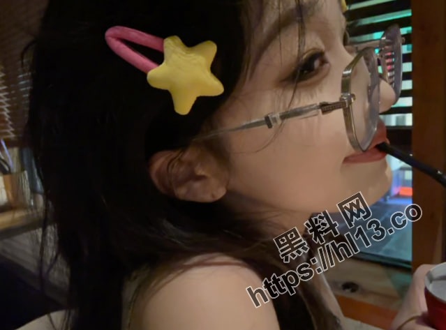 抖音“章鱼小丸子”整花活搞滑板真空直播完美露美胸！人称江苏南通滑板姐！