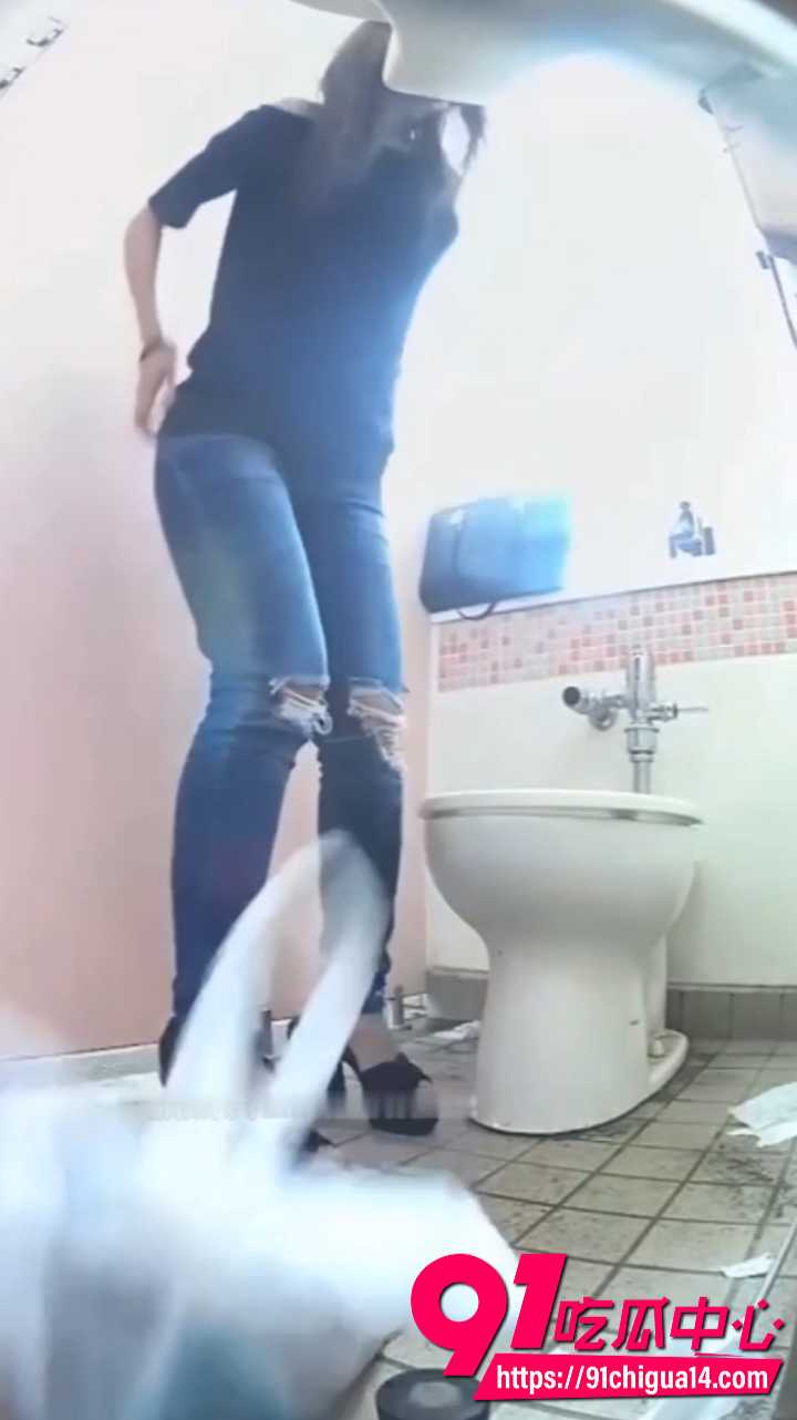 户外公厕偷拍丰满学生妹脱光洗澡1