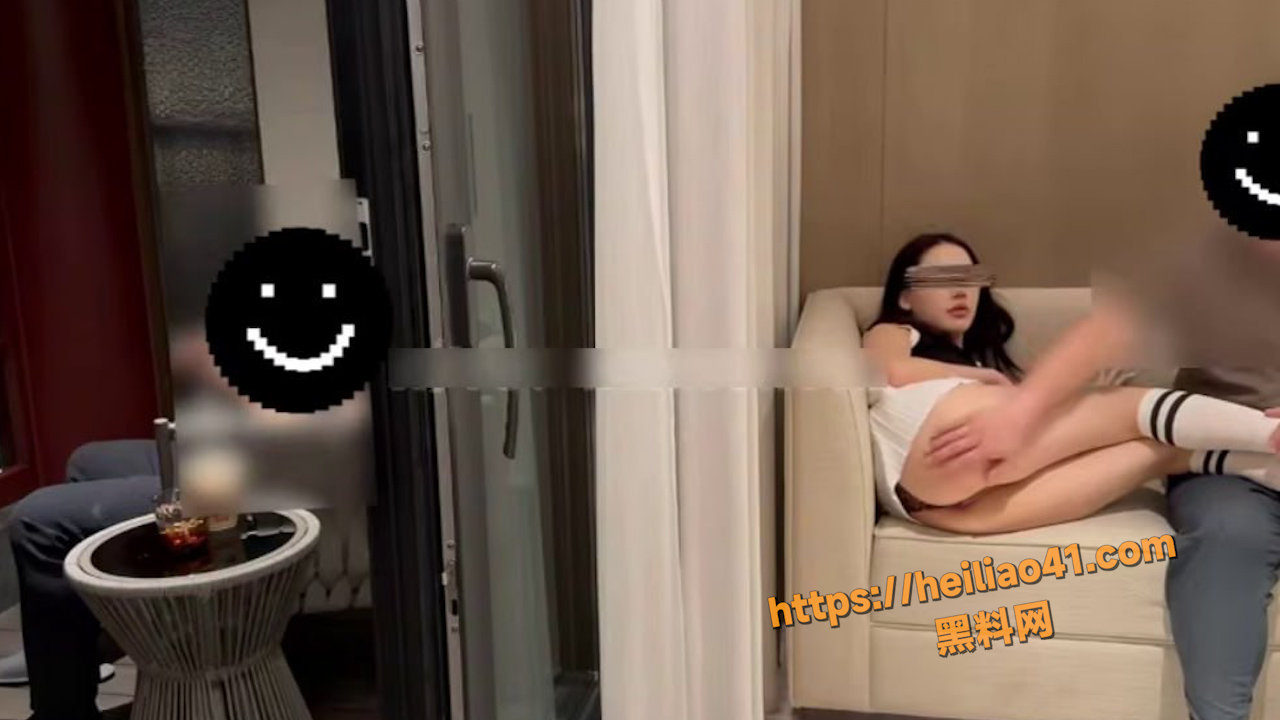 无能的绿帽龟男又性福了 骚老婆穿着性感JK 被金主在沙发各种玩弄！
