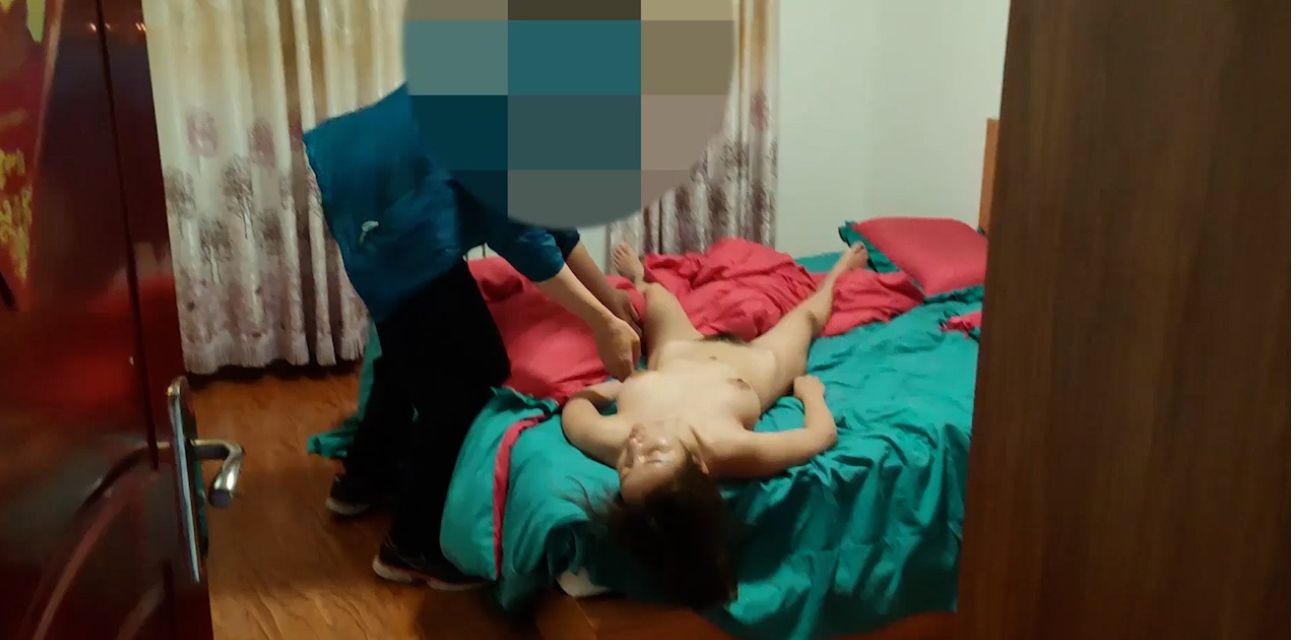 小伙欠高利贷无力偿还 灌醉粉嫩女友让债主打一炮当利息!看着女友被操心里什么滋味?
