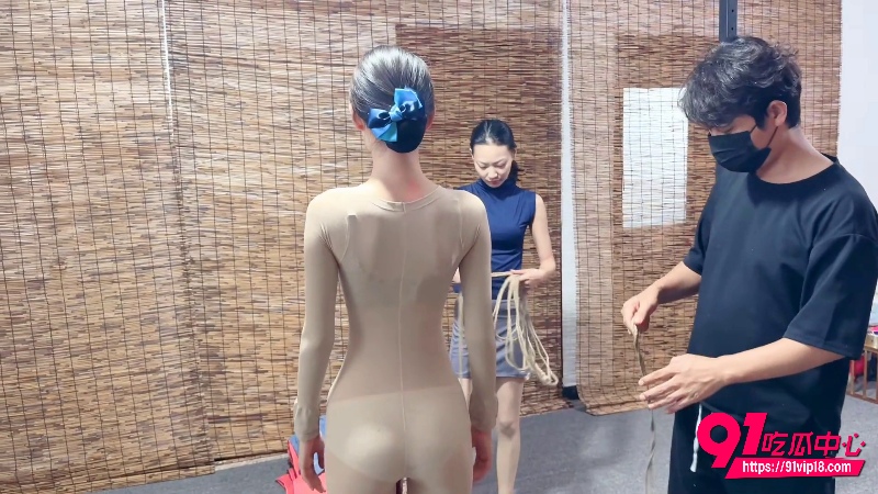 连体丝袜跪缚捆绑 1