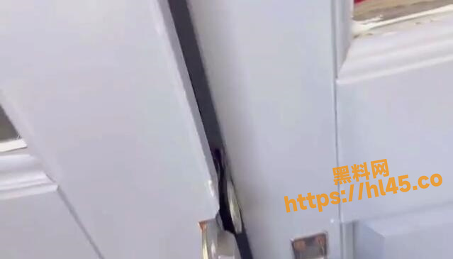 高中男女躲在墙角研究生命的源泉 被老师发现之后还在衣服里继续探索！