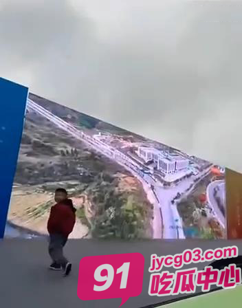 贵州自行车赛惊现逆天操作！选手狂飙中当众“掏鸟放飞自我” 配图2