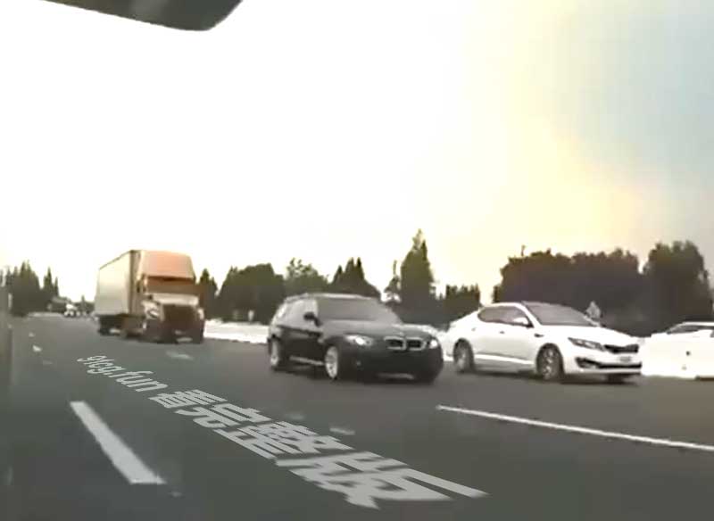 高速公路大货车猛撞多车 黑色SUV直接被挤扁 釜山行现场太惨烈