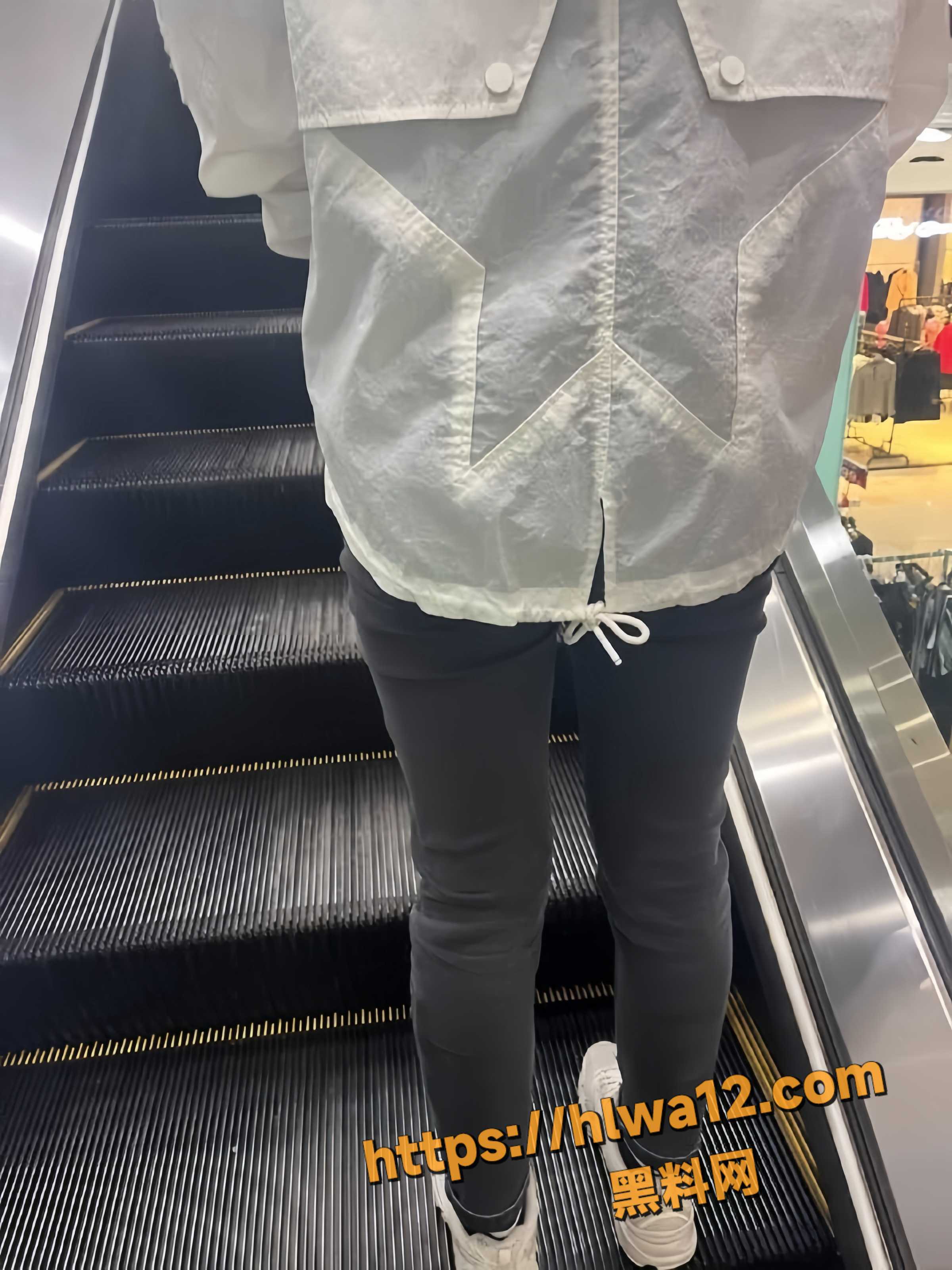 和姐姐在私人影院 撕开姐姐丝袜后入 女上位骑乘 护士亲姐姐 11-15集 后续会持续更新！