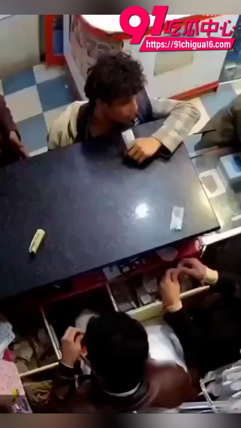印度男子手机店修手机意外咬爆电池1