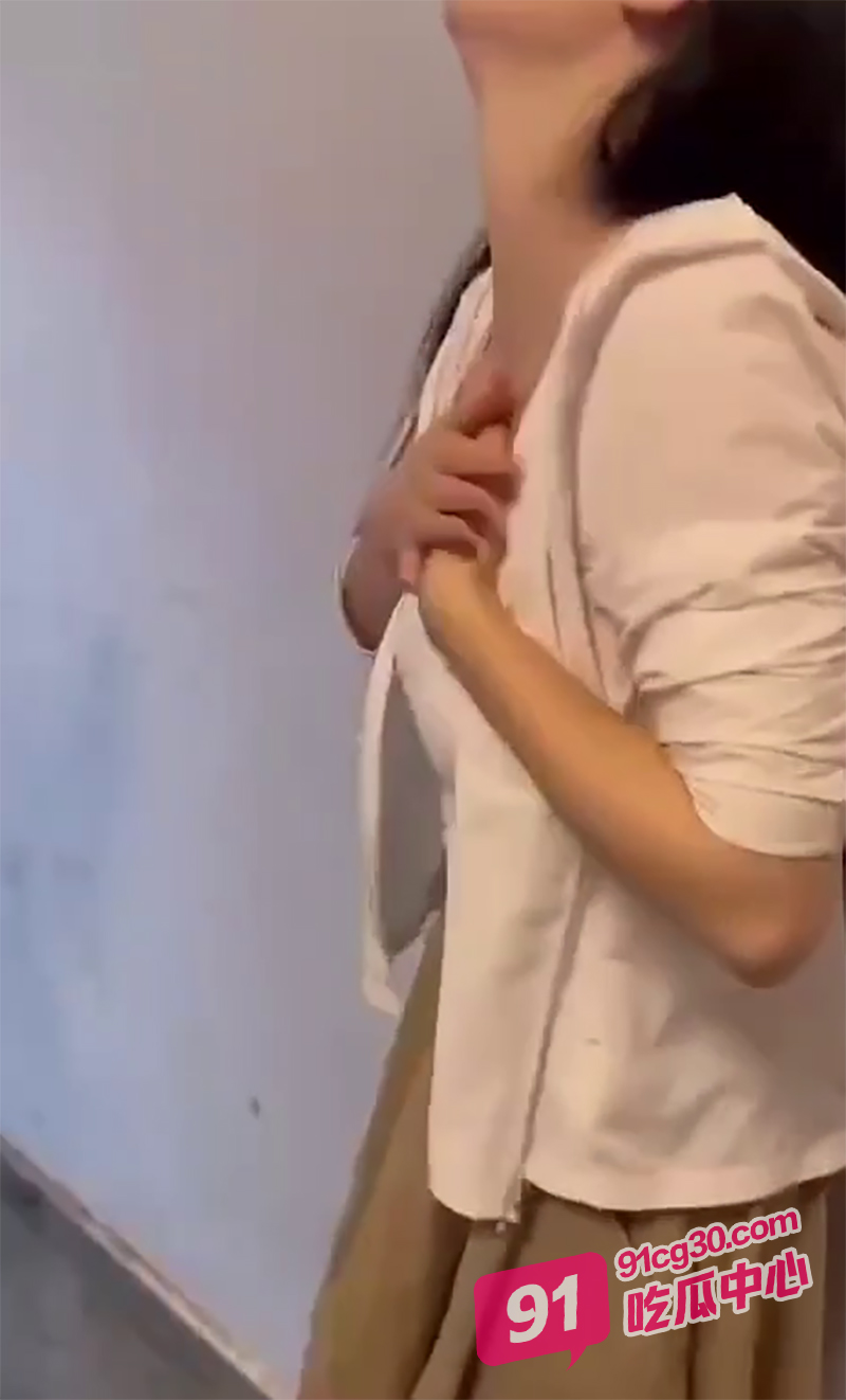 直播pk惩罚合集 如何看待年轻人为了当网红 而无底线拍低俗视频 配图5